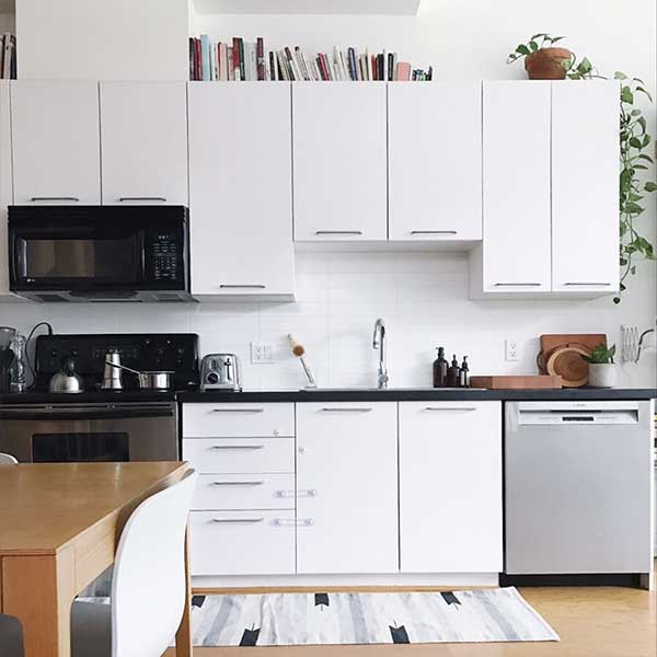 10 ایده طراحی فراموش نشدنی برای ایجاد آشپزخانه رویاهای شما Kitchen design طراحی آشپزخانه با جزیره طراحی آشپزخانه مدرن طراحی آشپزخانه کوچک بدون اپن طراحی وسایل آشپزخانه انواع آشپزخانه در معماری مقاله در مورد طراحی آشپزخانه