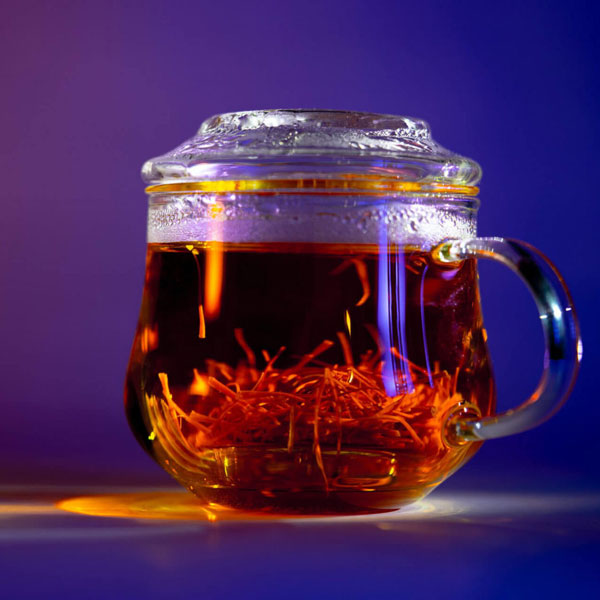 طرز تهیه چای زعفرانی طرز تهیه چای زعفران برای پریود شدن مضرات چای زعفران  طرز تهیه چای هل و زعفران  چای زعفران برای پریودی  فواید و مضرات چای زعفران  چای زعفران و هل saffron tea