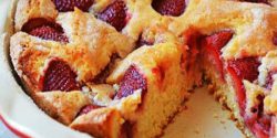 طرز تهیه کیک توت فرنگی خانگی خوشمزه به روش قنادی
