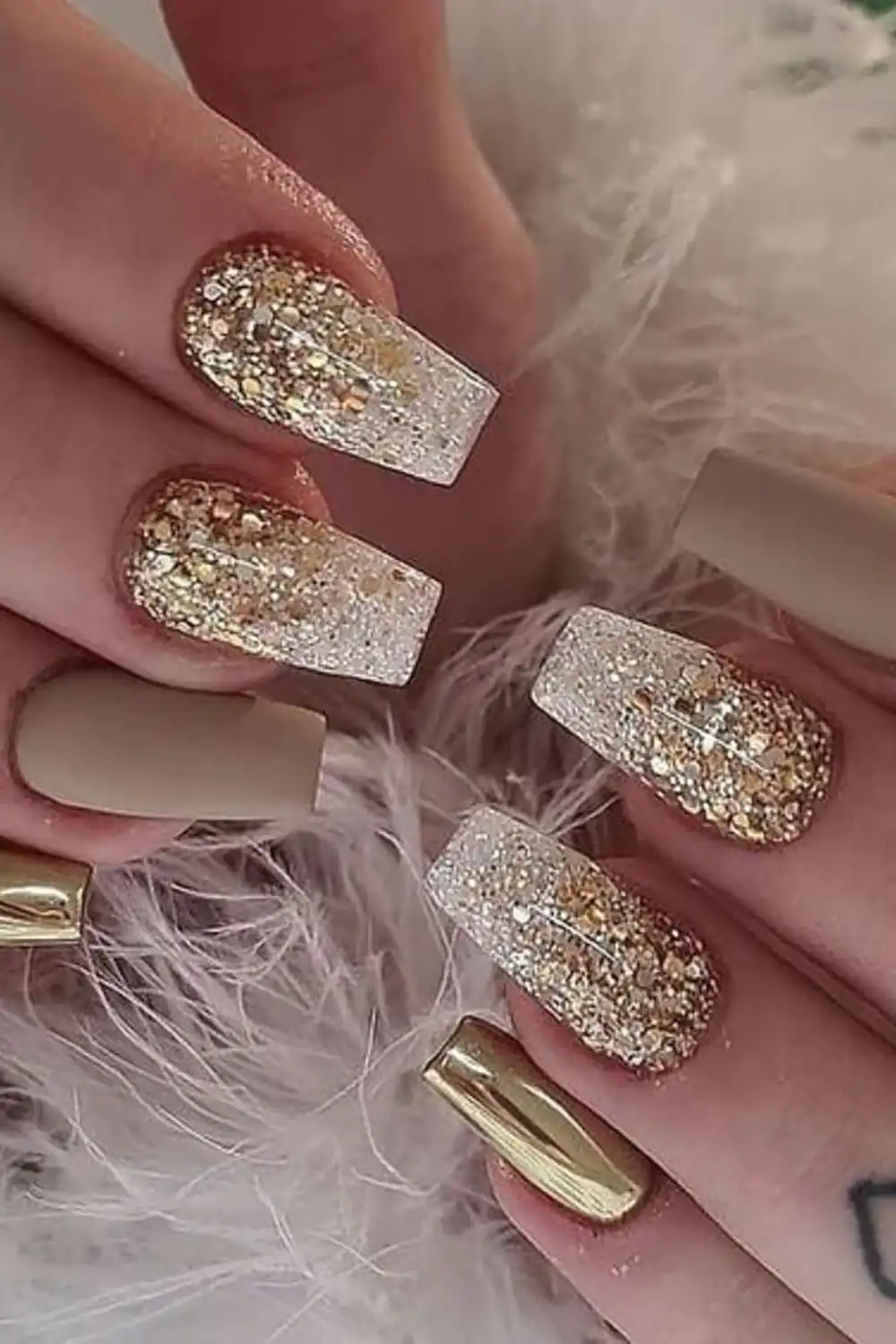طراحی ناخن سفید طلایی