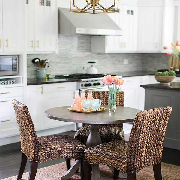 10 ایده طراحی فراموش نشدنی برای ایجاد آشپزخانه رویاهای شما Kitchen design طراحی آشپزخانه با جزیره طراحی آشپزخانه مدرن طراحی آشپزخانه کوچک بدون اپن طراحی وسایل آشپزخانه انواع آشپزخانه در معماری مقاله در مورد طراحی آشپزخانه