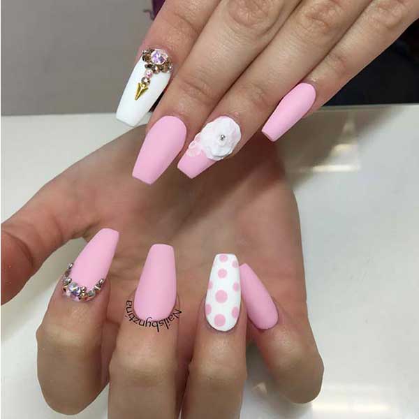طراحی ناخن سفید و صورتی دخترانه شیک و با کلاس Nail design with white and pink nail polish طراحی ناخن با لاک صورتی و نقره ای طراحی ناخن با لاک صورتی و مشکی لاک صورتی چرک طراحی لاکچری ناخن طرح ناخن شیک و باکلاس صورتی مدل ناخن جدید ۱۴۰3 طرح ناخن صورتی جیغ