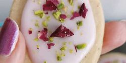 طرز تهیه شیرینی گل سرخ خانگی مخصوص برای عید نوروز