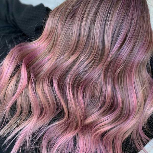 هایلایت صورتی خیره کننده برای داشتن استایل جدید در سال نو Pink highlight هایلایت صورتی صدفی هایلایت صورتی اینستاگرام هایلایت صورتی روی موی قهوه ای هایلایت صورتی روی موی مشکی کاور هایلایت صورتی ساده کاور هایلایت صورتی me