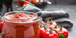 طرز تهیه کنسرو گوجه فرنگی خوشمزه و خانگی برای زمستان