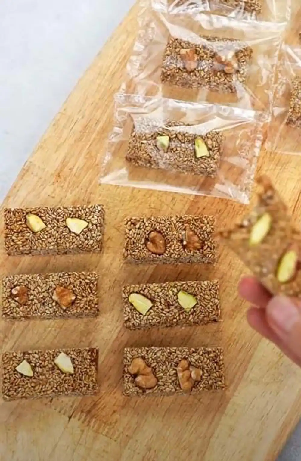 طرز تهیه کنجد بار با شیره انگور، طرز تهیه کنجد بار با شیره انگور، طرز تهیه کنجد بار با عسل، طرز تهیه کنجد بار با خرما، کنجد بار خانگی، طرز تهیه سوهان کنجدی با ارده و شیره، بمب انرژی با کنجد و شیره انگور، طرز تهیه کنجد بار با شیره خرما، طرز تهیه کنجد بار بدون ارده