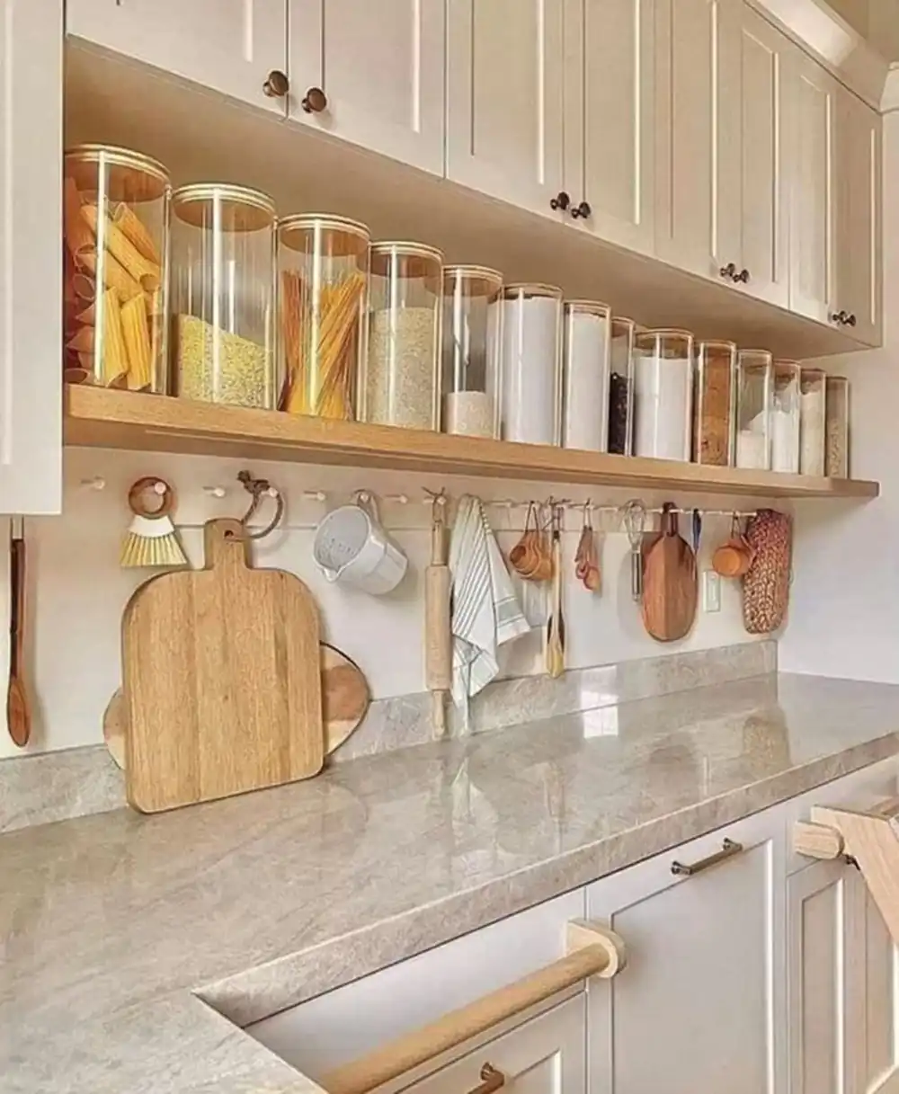 چیدمان ادویه و حبوبات در کابینت