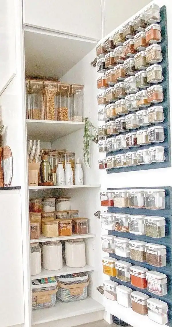 چیدمان ادویه و حبوبات در کابینت