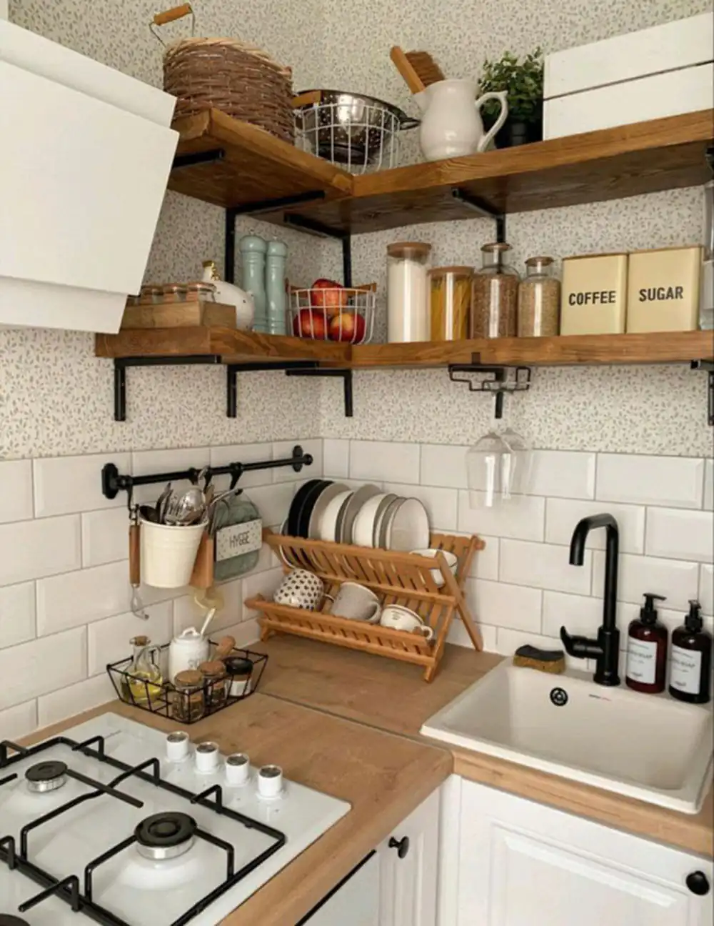 چیدمان آشپزخانه با وسایل چوبی