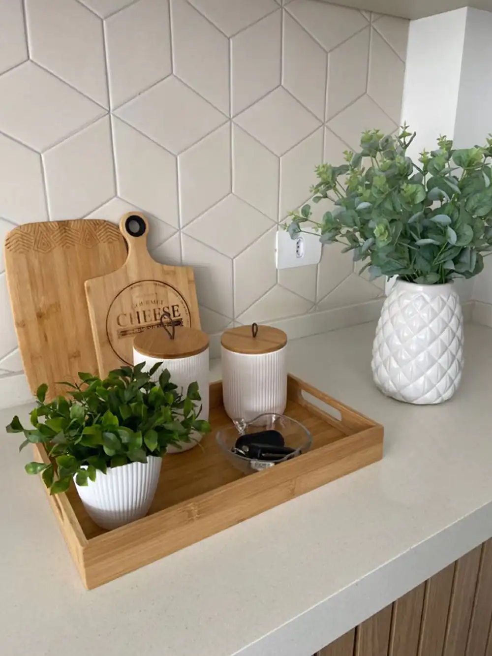 چیدمان تخته سرو روی کابینت