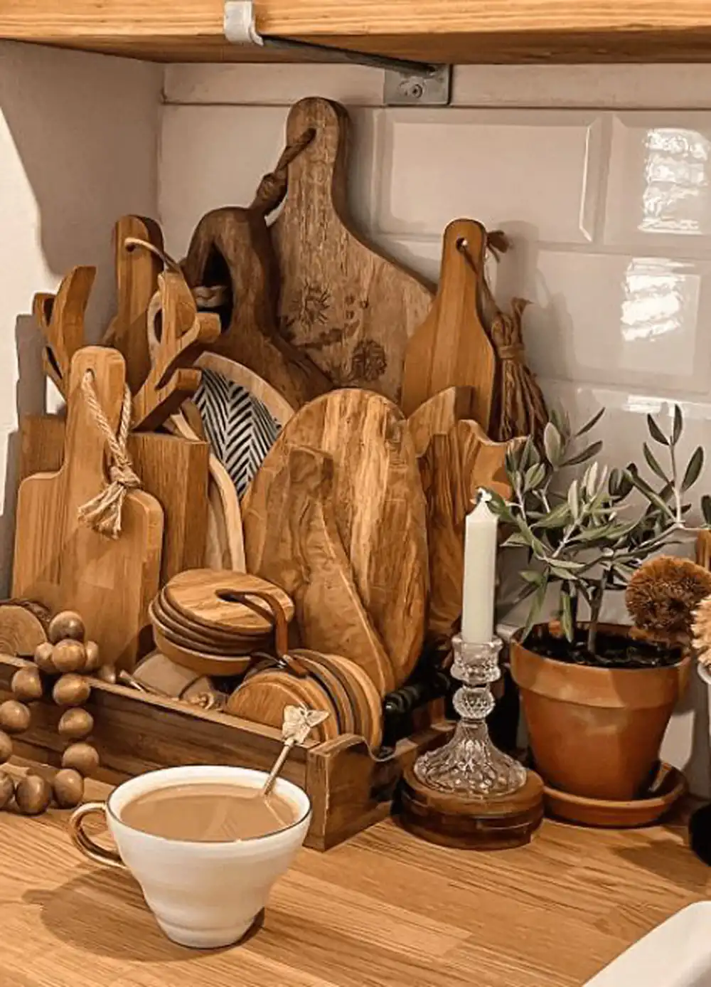 چیدمان تخته سرو روی کابینت