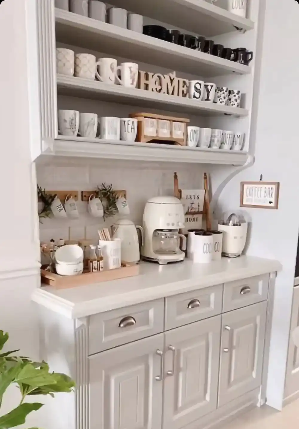 چیدمان داخل کابینت آشپزخانه عروس