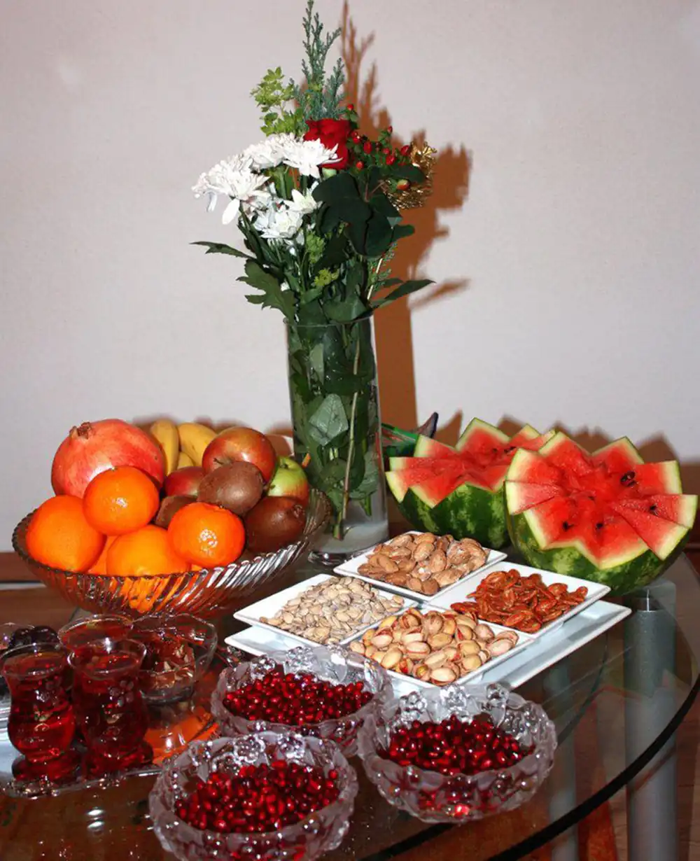 تزیین سفره یلدا برای عروس