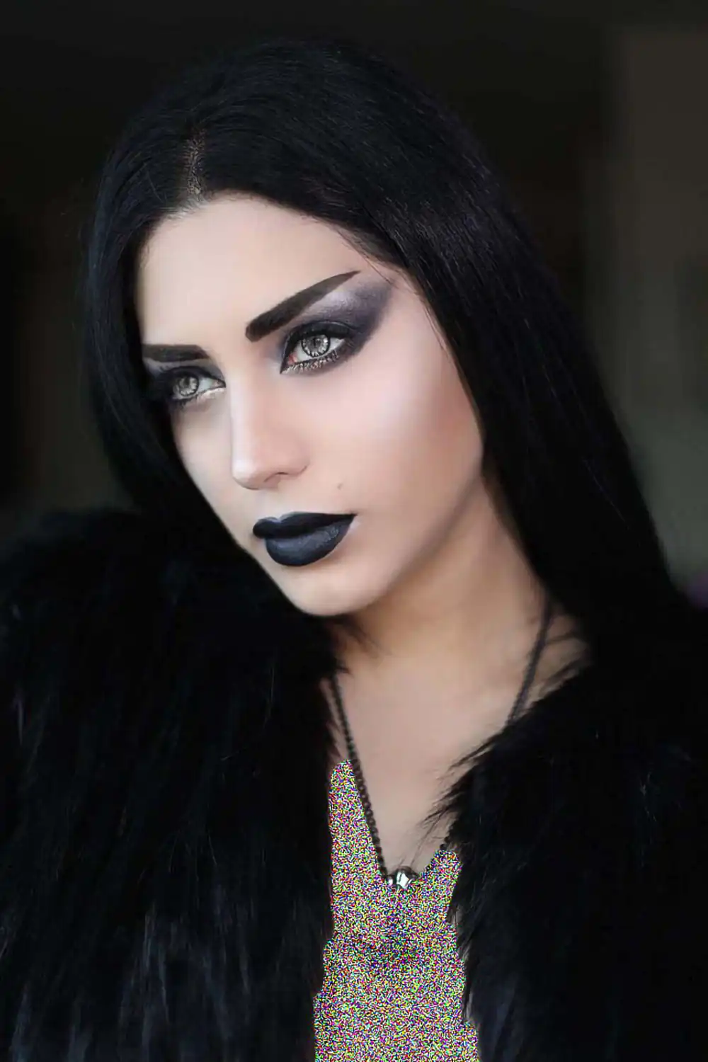 آرایش با موی مشکی پرکلاغی