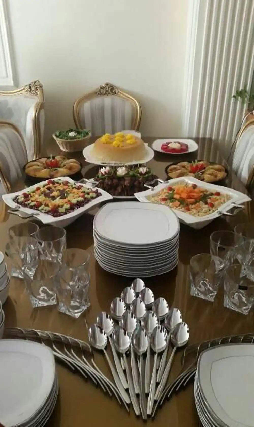 چیدمان لیوان روی میز سلف سرویس