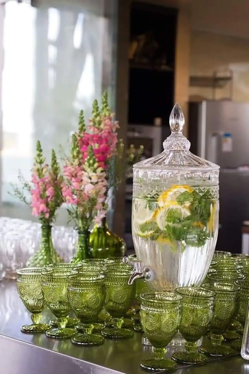 چیدمان لیوان روی میز سلف سرویس