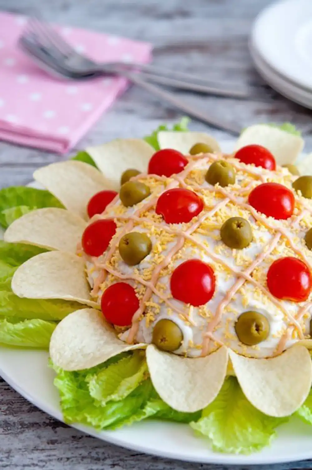 تزیین سالاد الویه با خیارشور و نخود فرنگی
