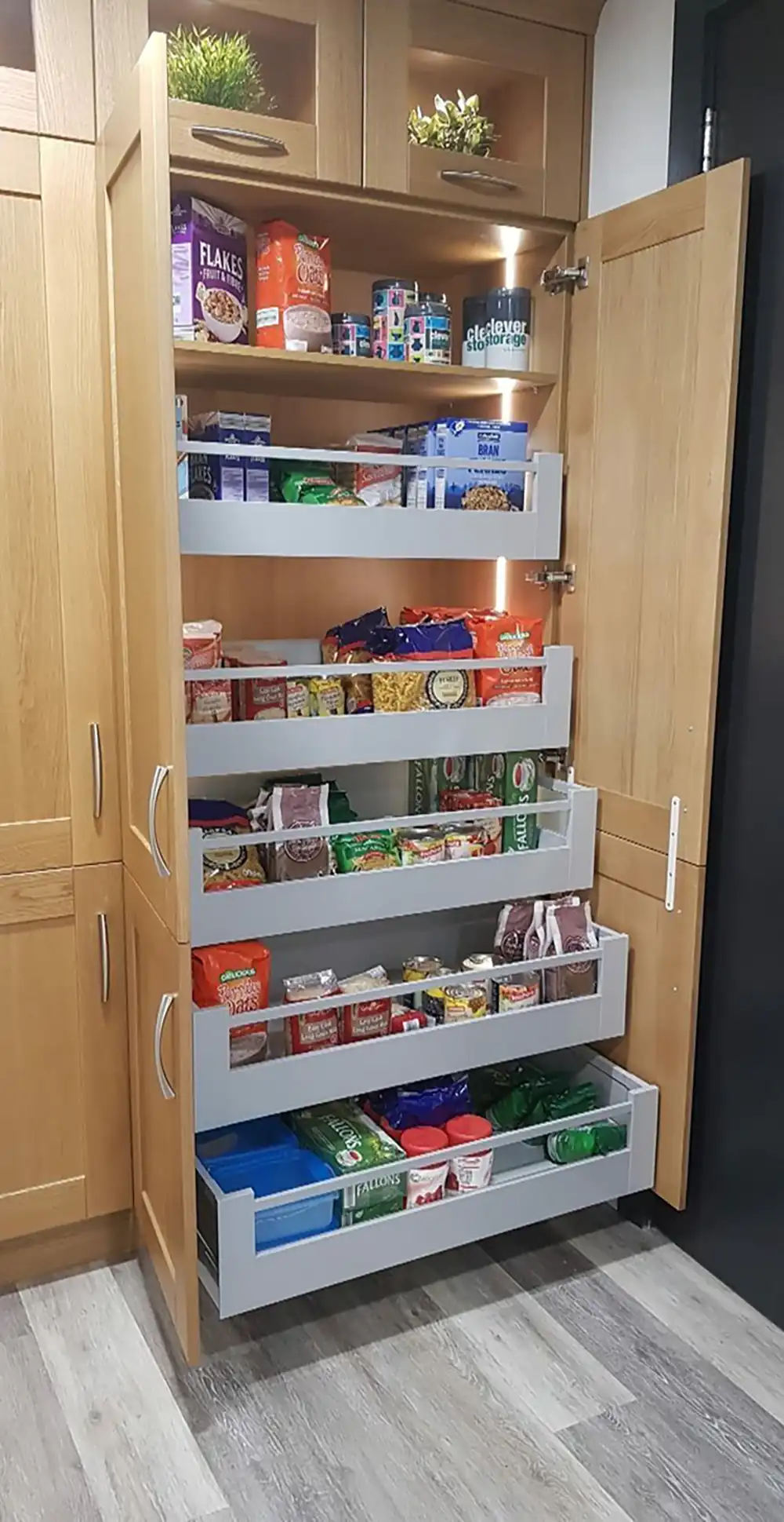 چیدمان مواد غذایی در کابینت