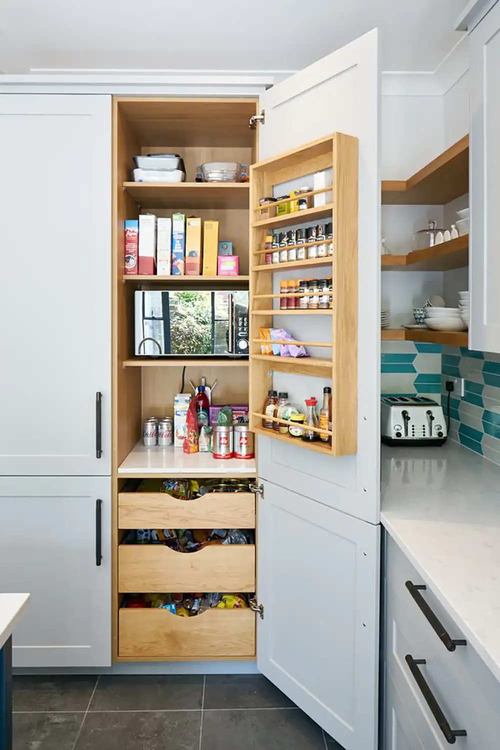 چیدمان مواد غذایی در کابینت