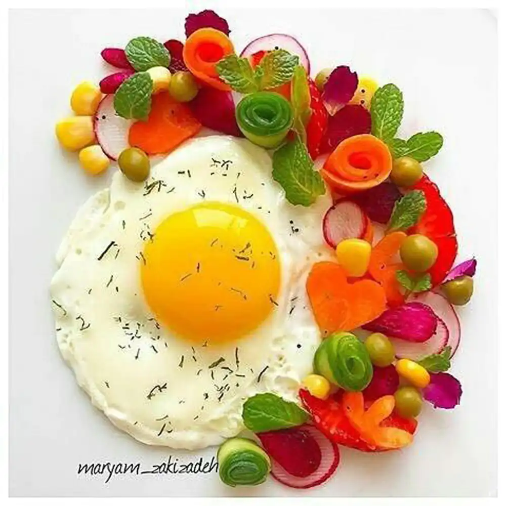 تزیین صبحانه با تخم مرغ نیمرو