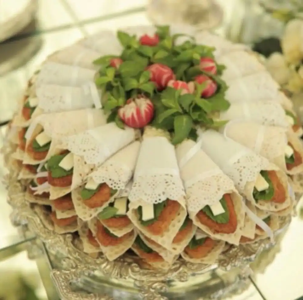 تزیین نان و پنیر و سبزی برای نذری