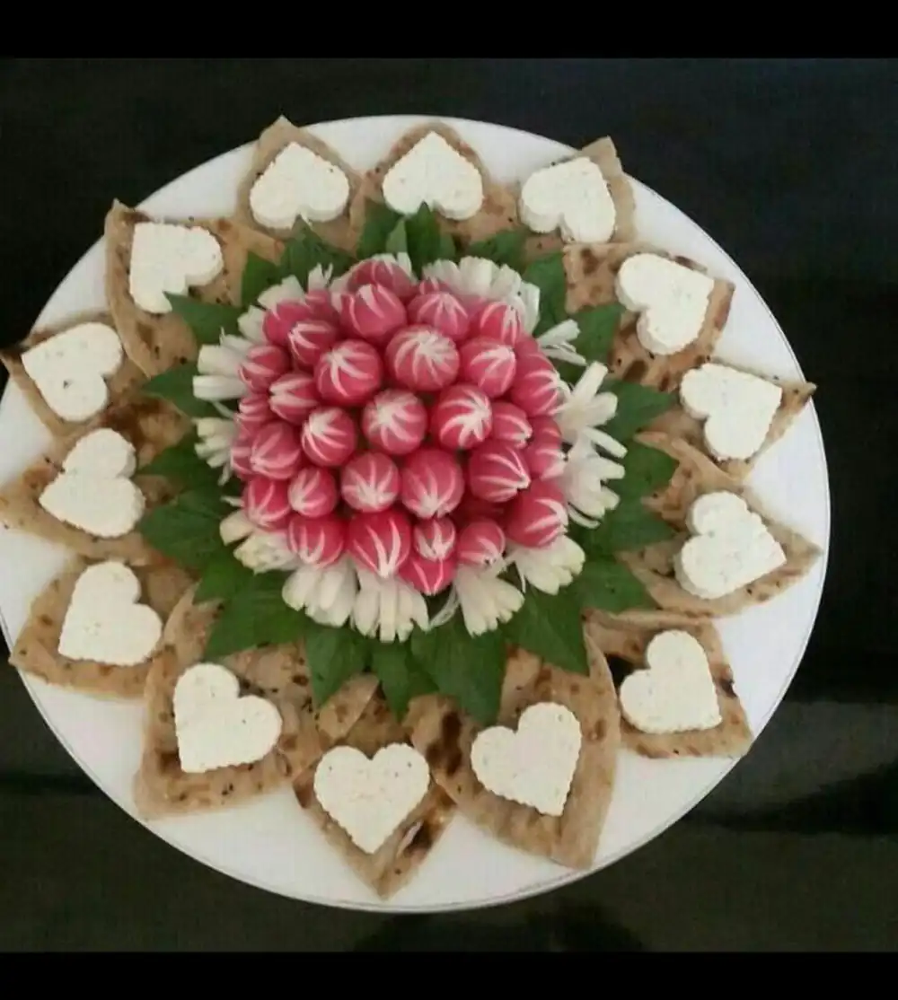 تزیین نان و پنیر و سبزی برای نذری