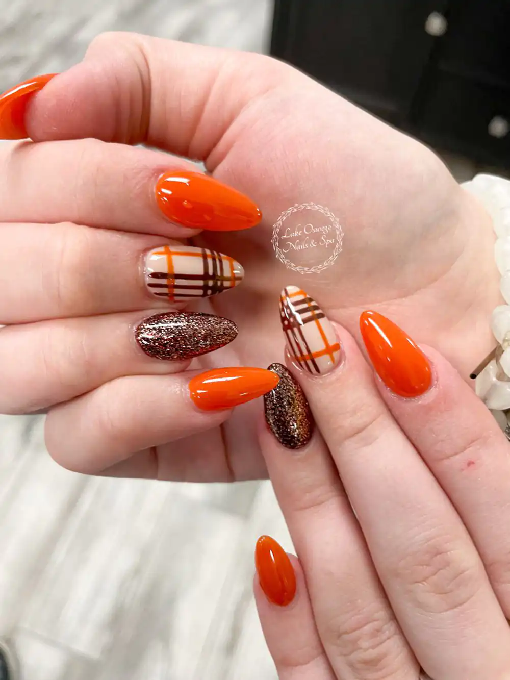 طرح ناخن پاییزی مینیمال