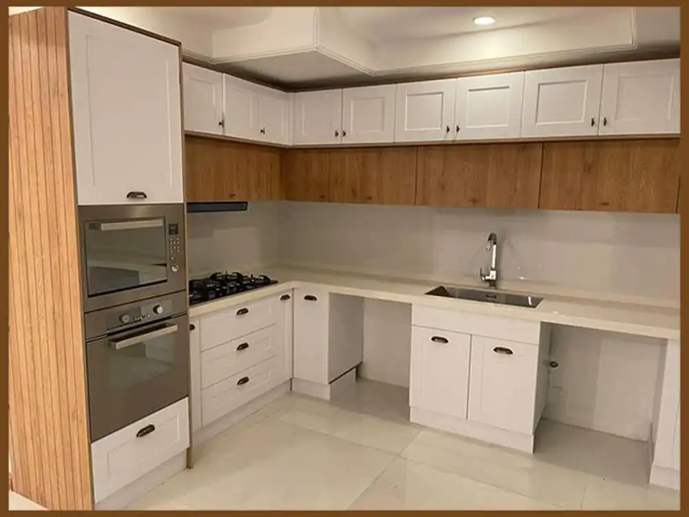 کابینت سفید و رنگ چوب روشن