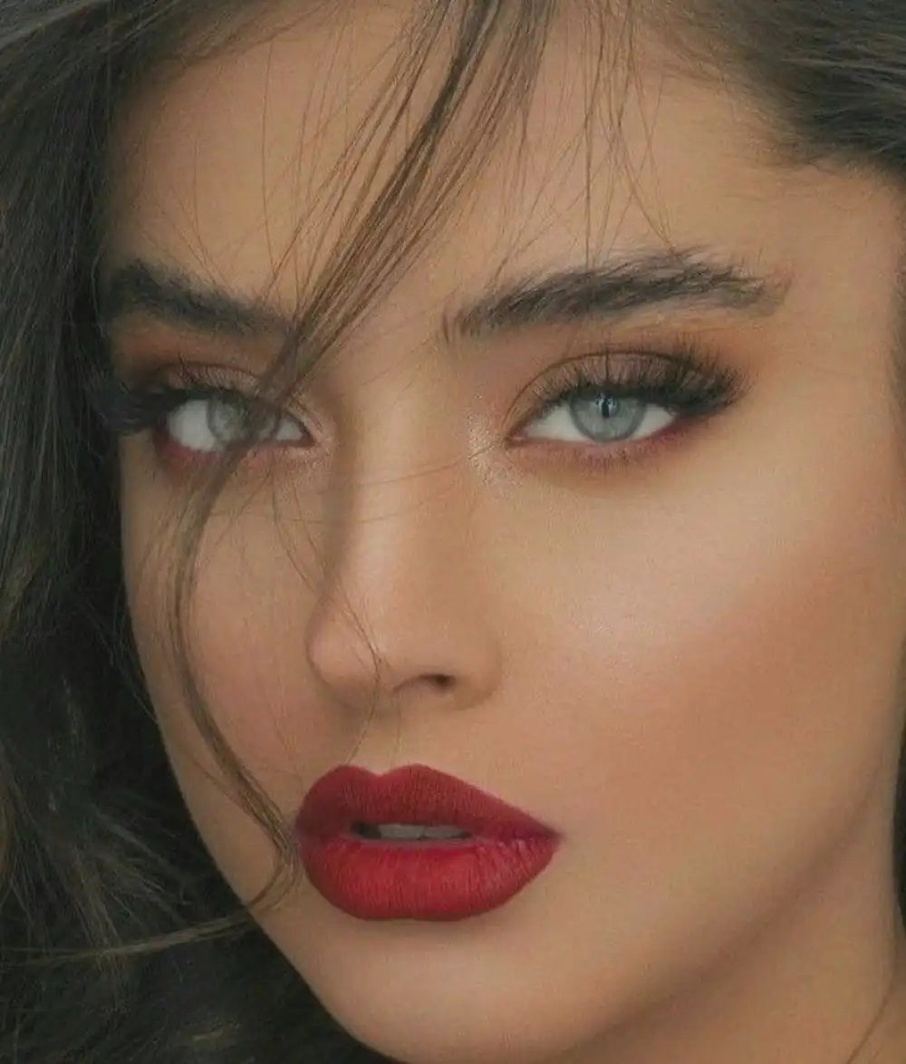 آرایش صورت با رژ قرمز