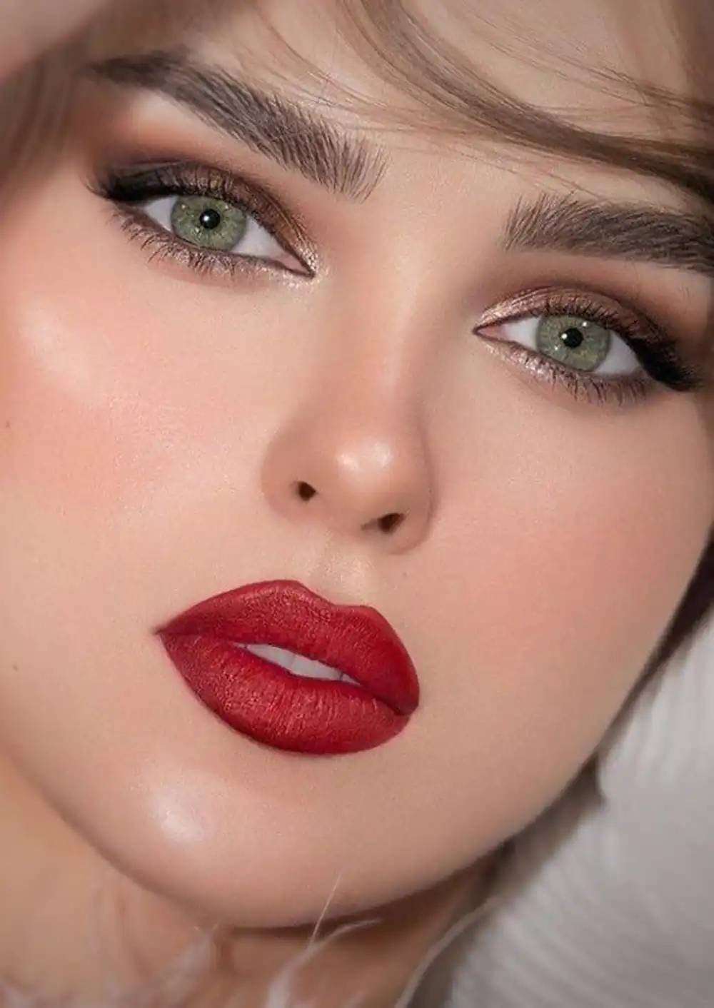 آرایش صورت با رژ قرمز