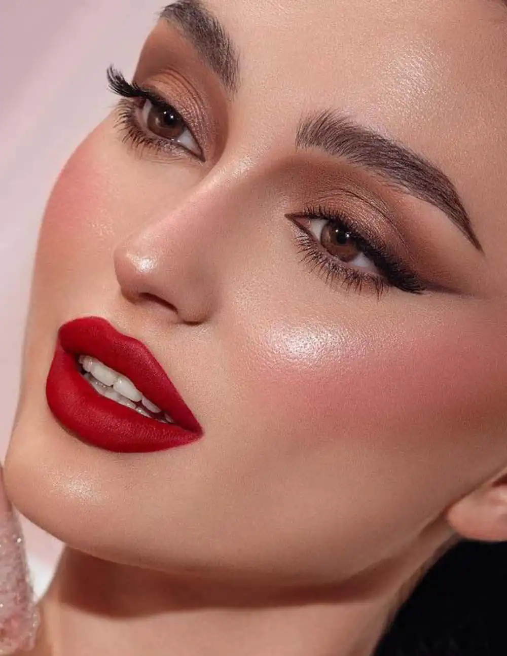 آرایش صورت با رژ قرمز
