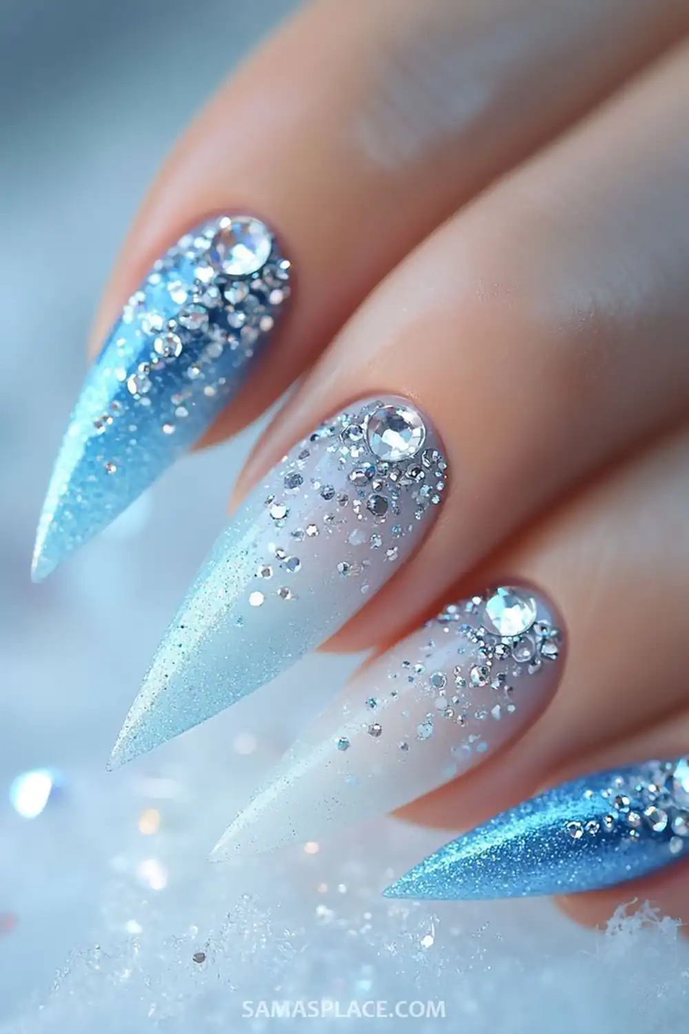 طراحی ناخن با لاک آبی یخی