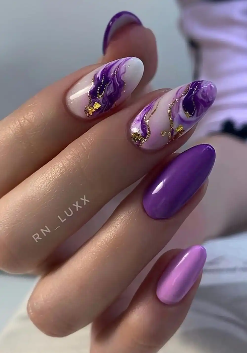 ناخن بنفش با ورق طلایی