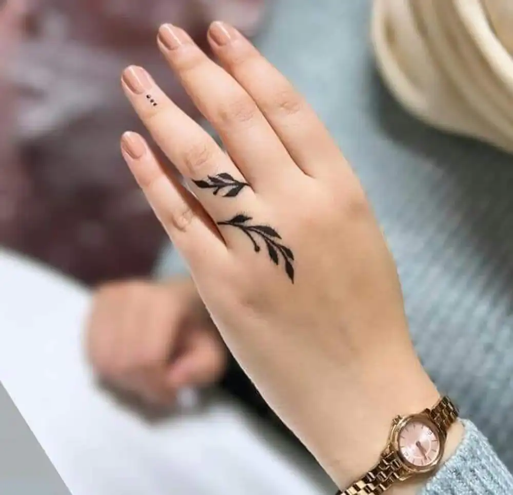 نقش حنا روی دست