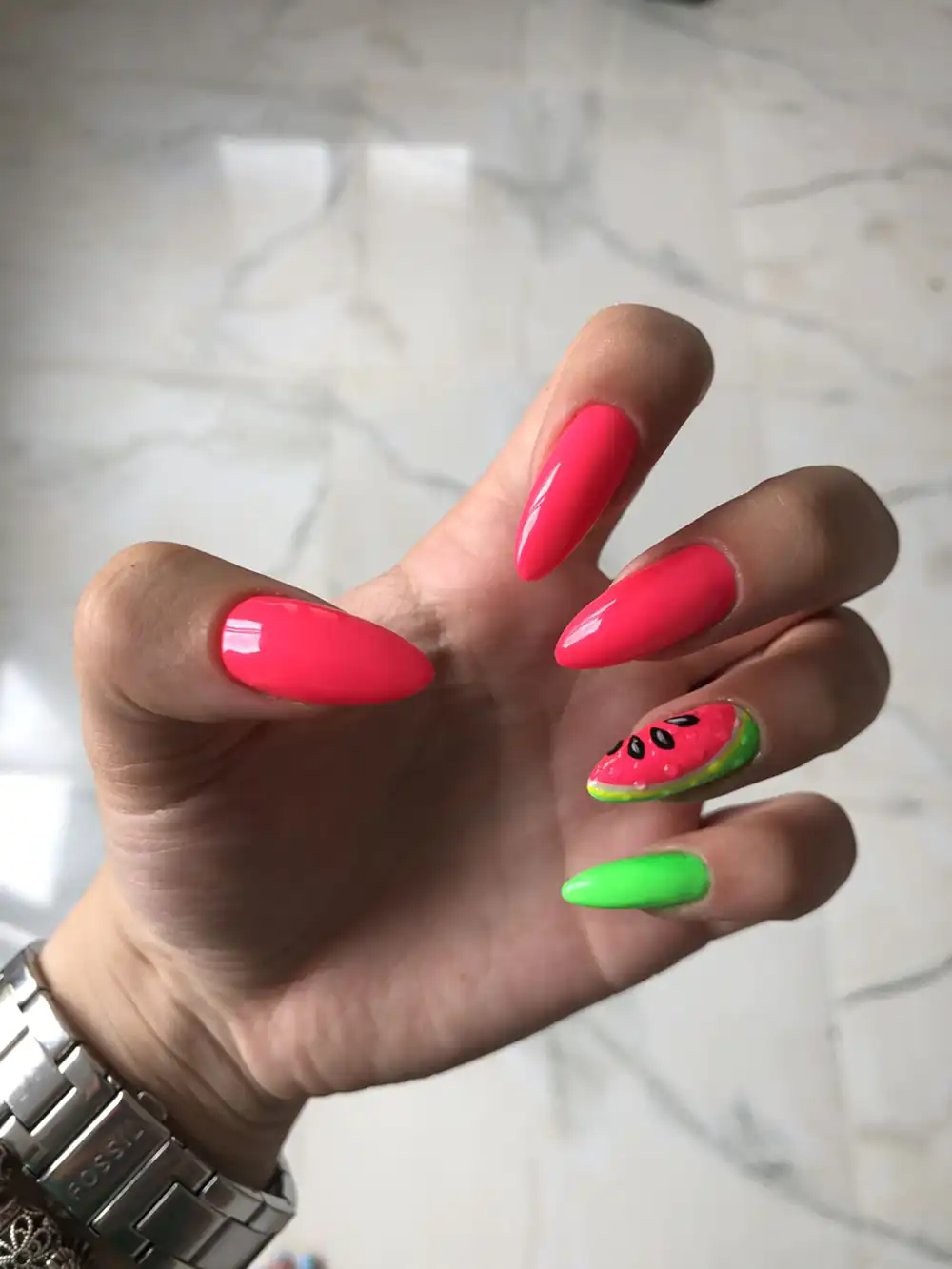  ناخن قرمز و سبز