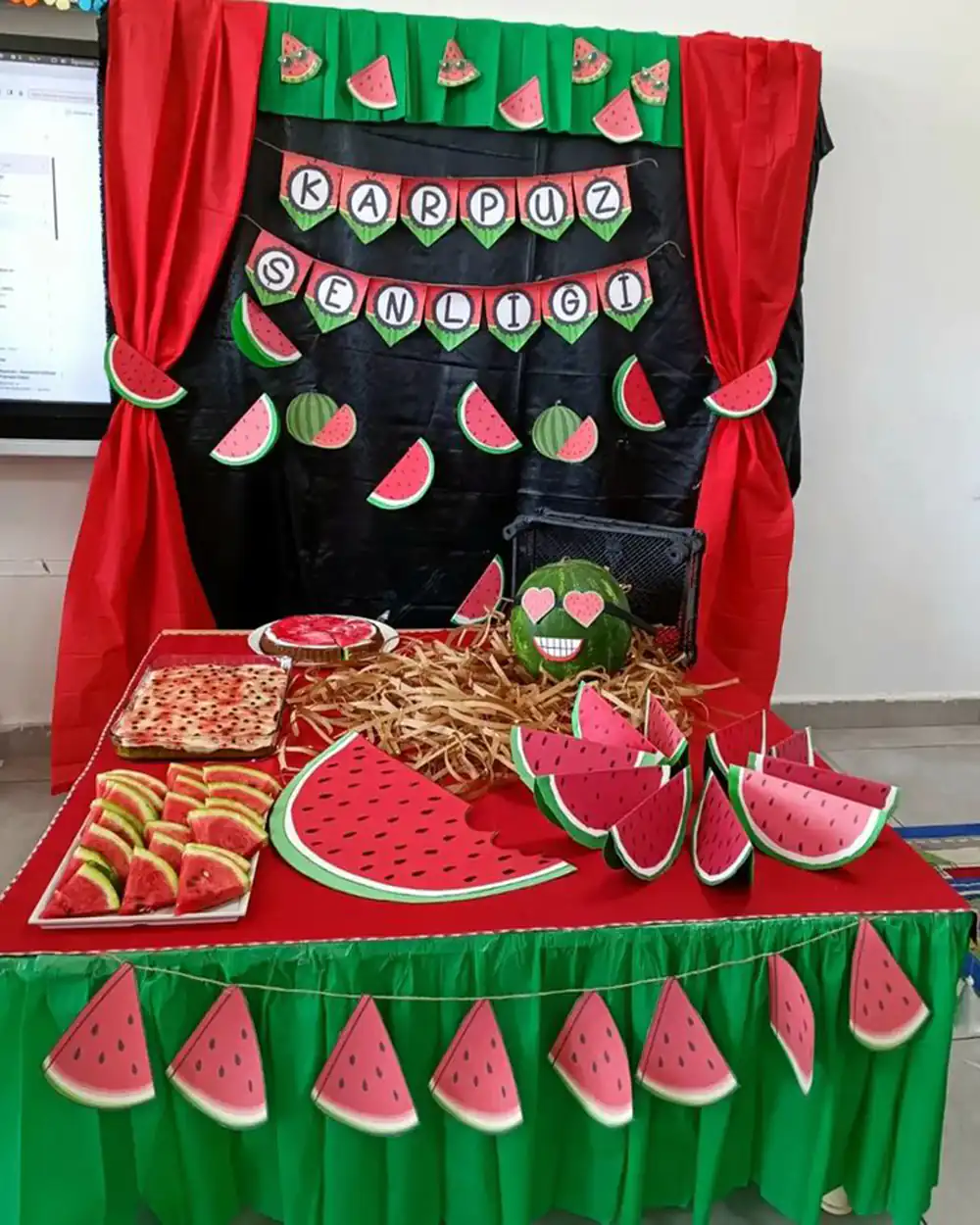 تزیینات یلدایی برای مدرسه