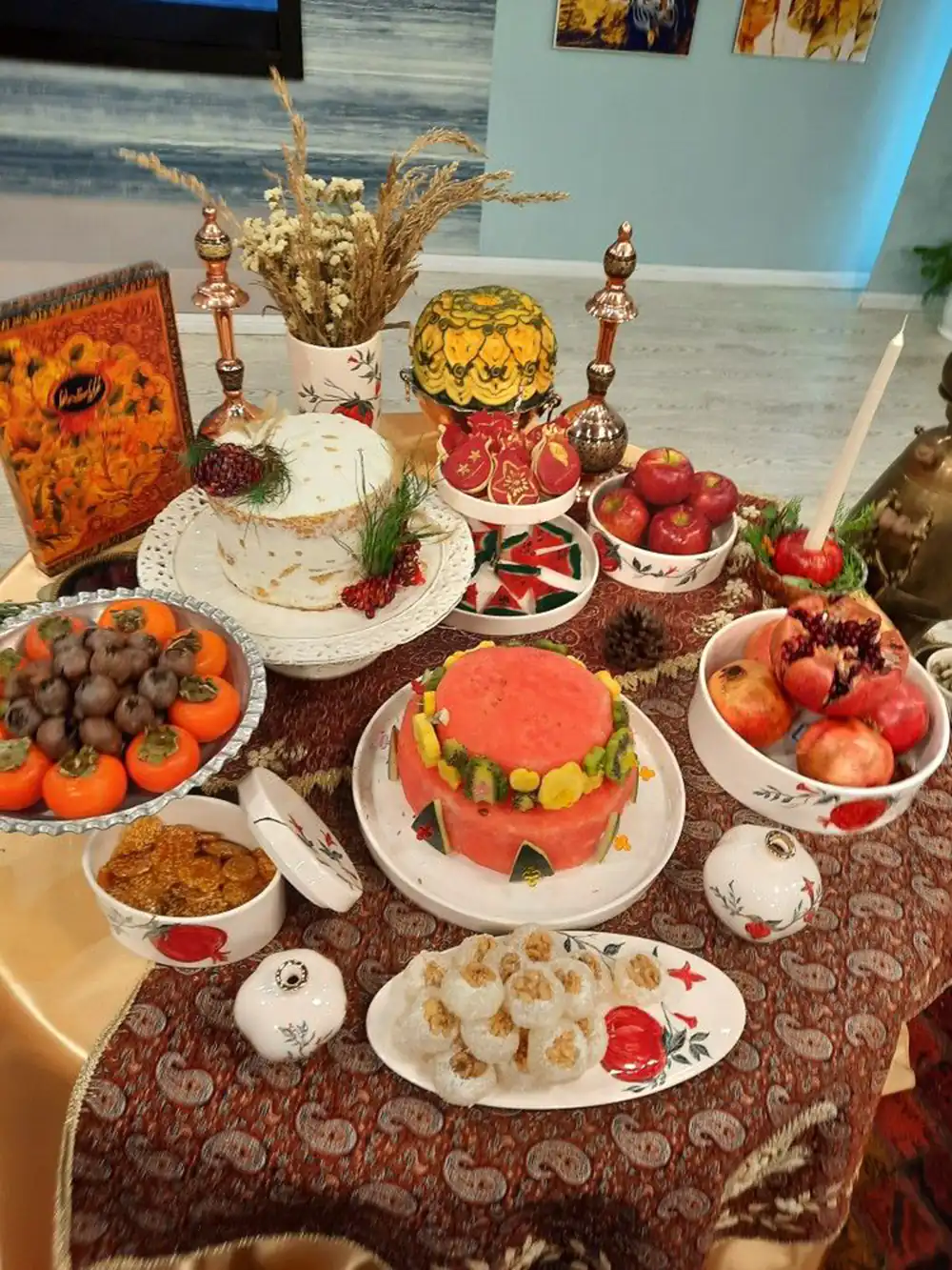 دیزاین شب یلدا روی میز خاطره
