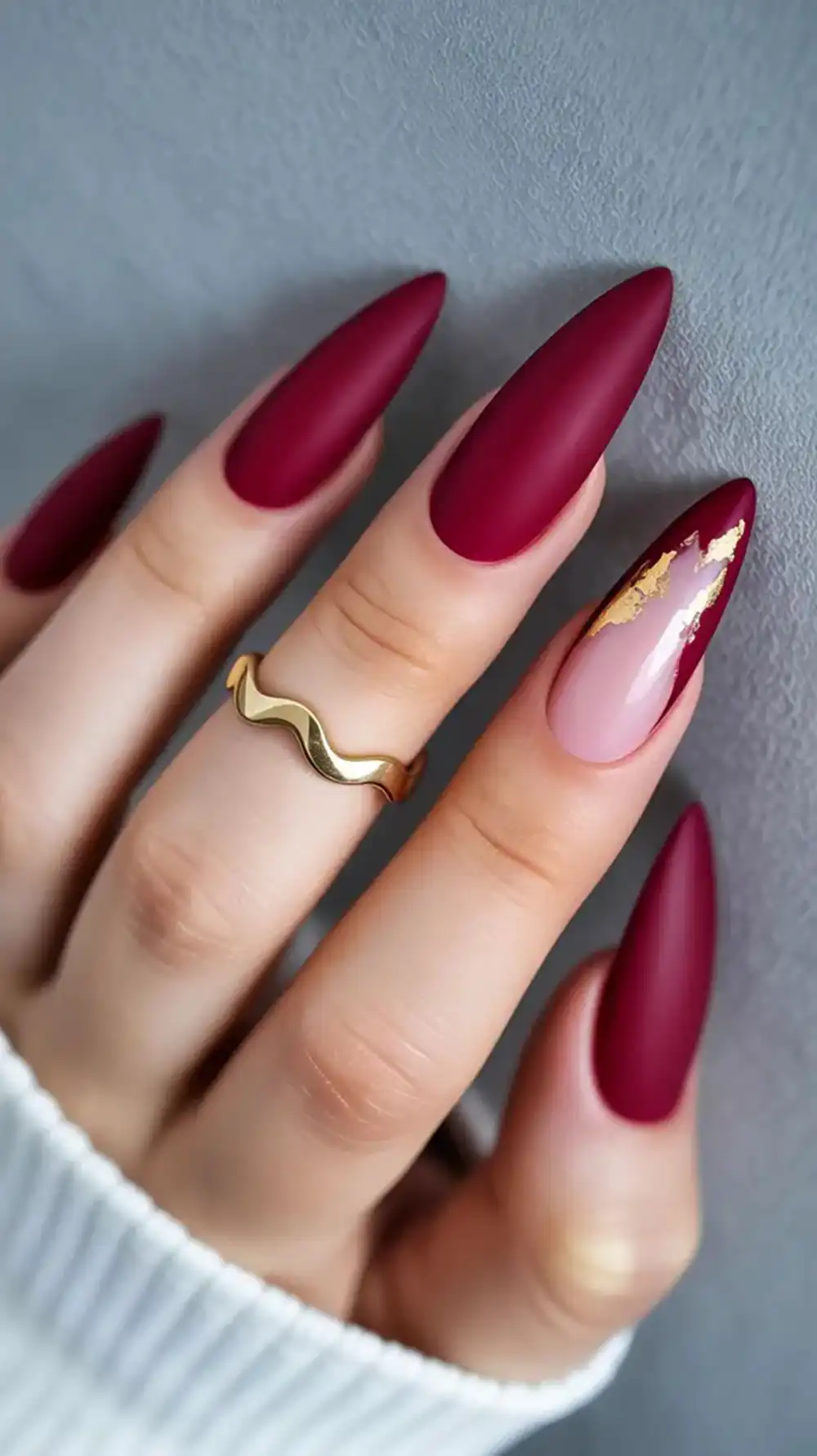 طراحی ناخن قرمز با ورق طلا