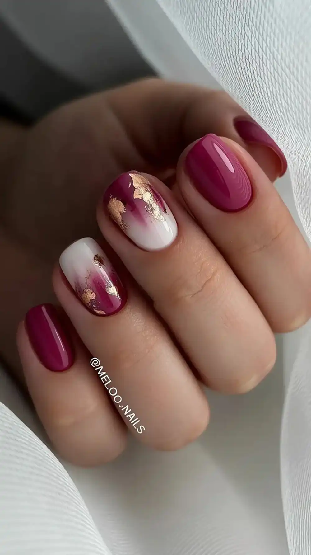 طراحی ناخن قرمز با ورق طلا