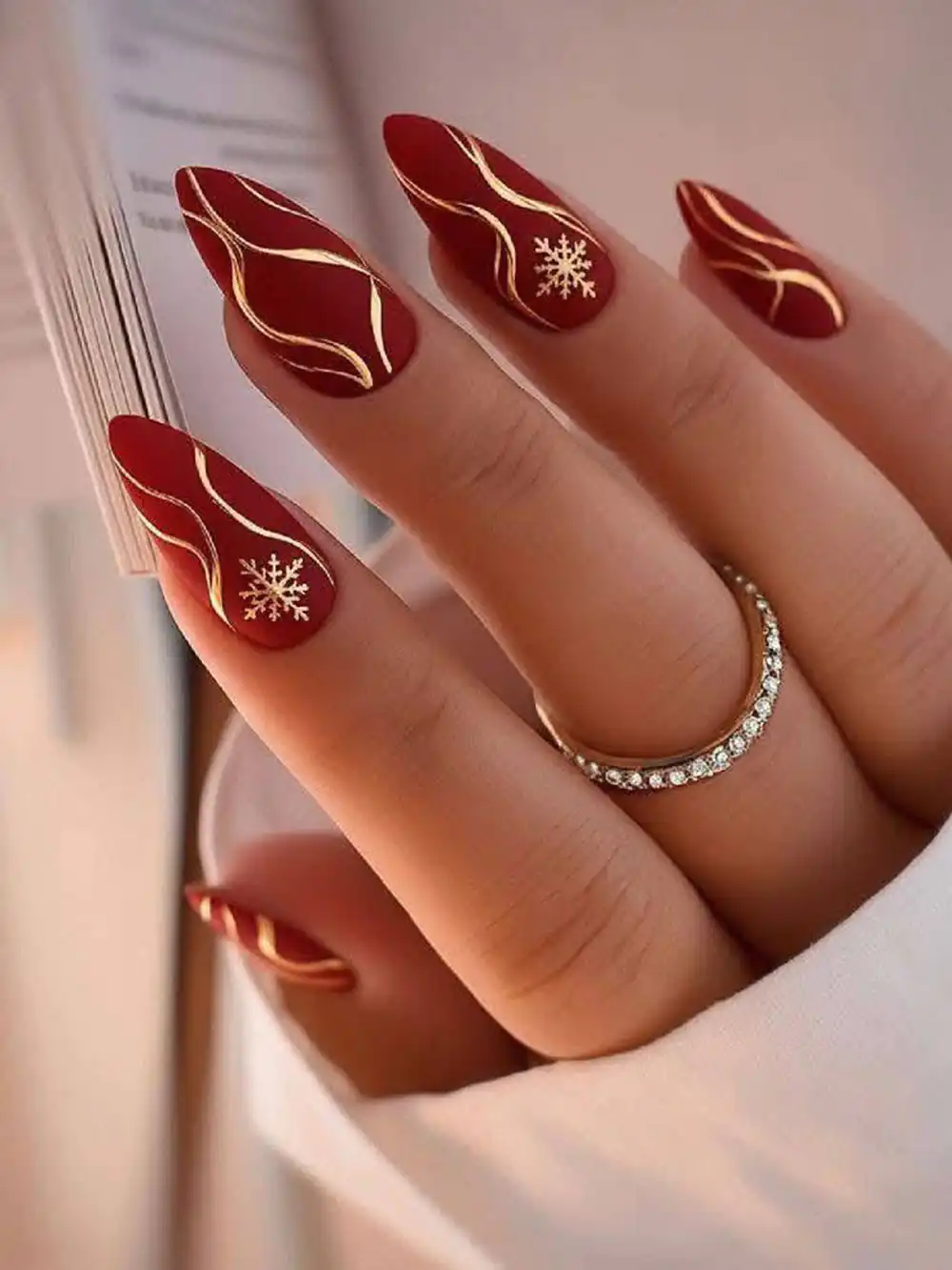 طراحی ناخن قرمز با ورق طلا