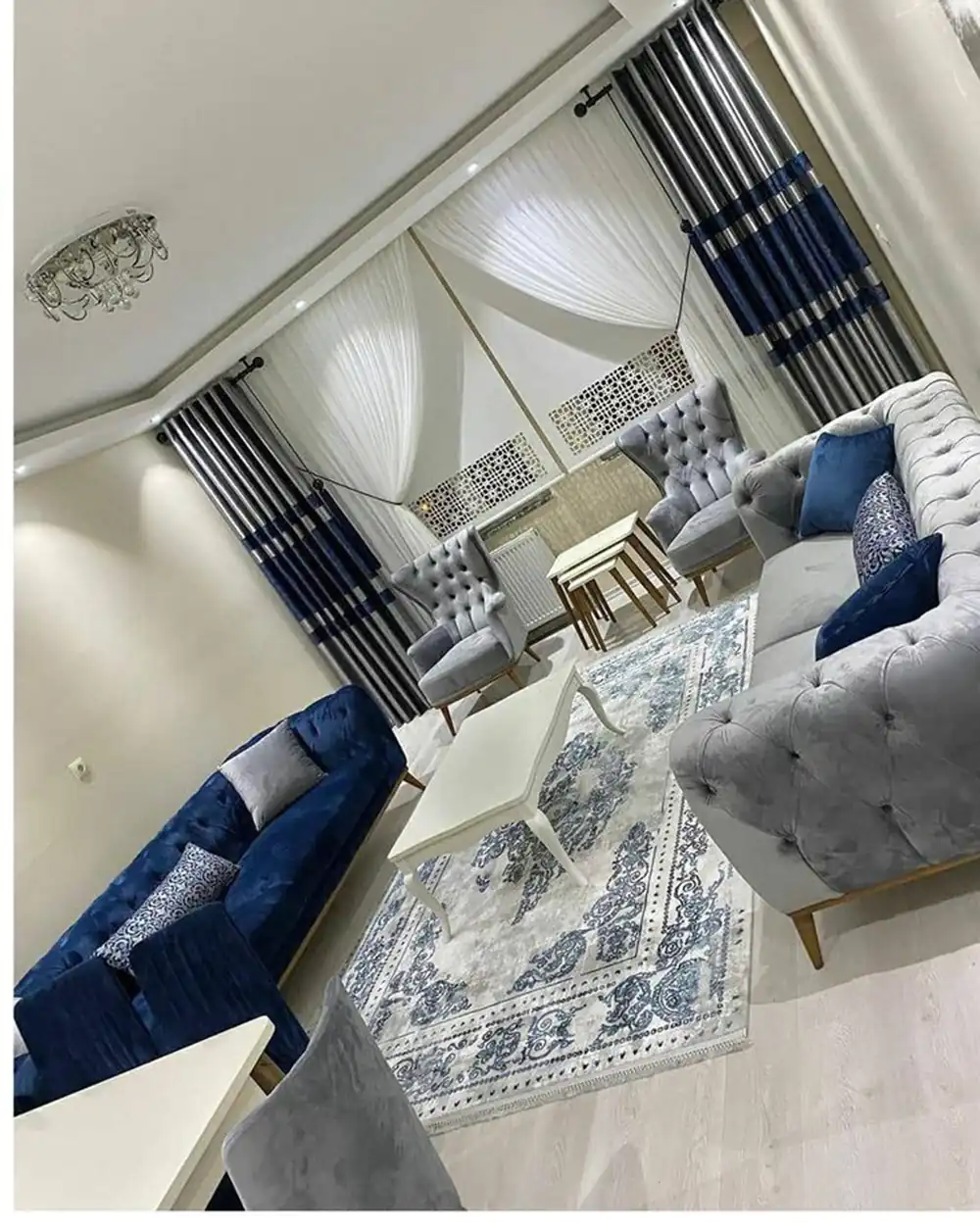 شیک ترین رنگ فرش برای مبل سورمه ای
