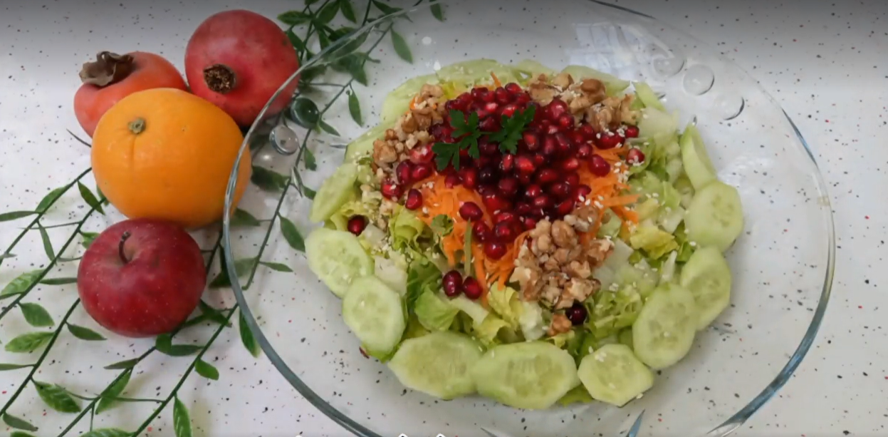 طرز تهیه سالاد انار و کاهو
