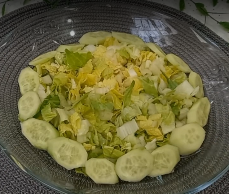 طرز تهیه سالاد انار و کاهو