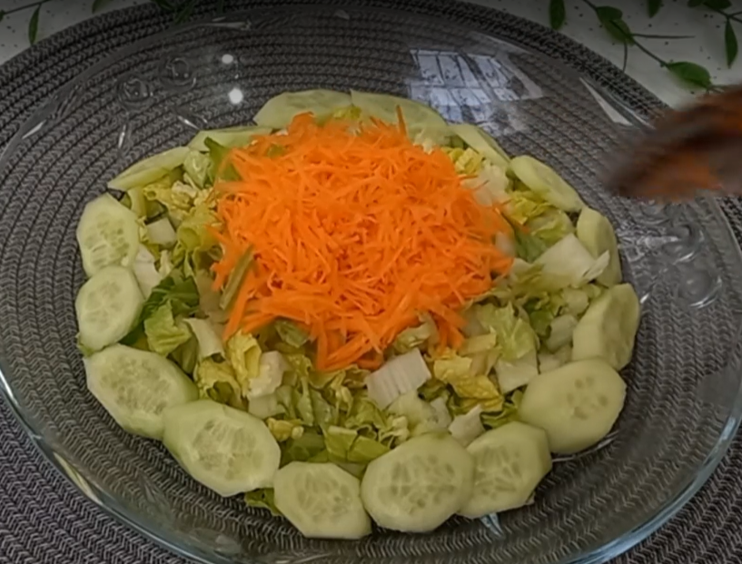 طرز تهیه سالاد انار و کاهو