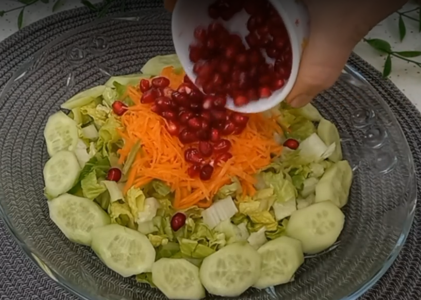 طرز تهیه سالاد انار و کاهو