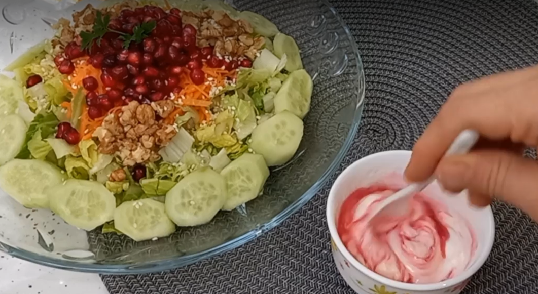 طرز تهیه سالاد انار و کاهو